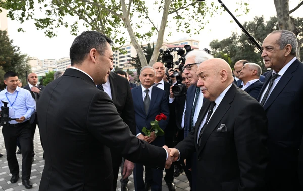 İlham Əliyev və Sadır Japarov Bakıda Çingiz Aytmatovun abidəsinin açılışında iştirak ediblər - YENİLƏNİB