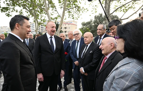İlham Əliyev və Sadır Japarov Bakıda Çingiz Aytmatovun abidəsinin açılışında iştirak ediblər - YENİLƏNİB