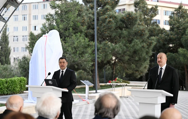 İlham Əliyev və Sadır Japarov Bakıda Çingiz Aytmatovun abidəsinin açılışında iştirak ediblər - YENİLƏNİB