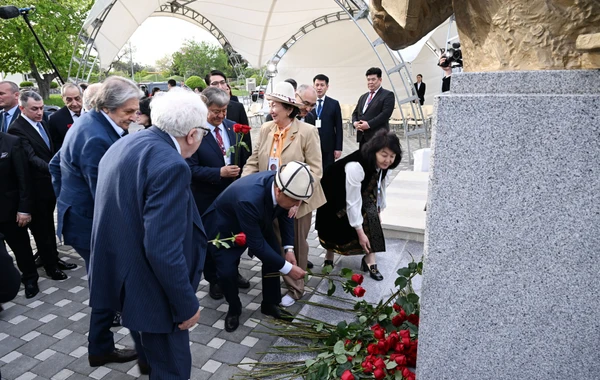 İlham Əliyev və Sadır Japarov Bakıda Çingiz Aytmatovun abidəsinin açılışında iştirak ediblər - YENİLƏNİB