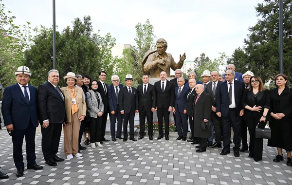 İlham Əliyev və Sadır Japarov Bakıda Çingiz Aytmatovun abidəsinin açılışında iştirak ediblər - YENİLƏNİB
