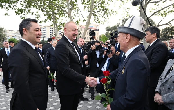 İlham Əliyev və Sadır Japarov Bakıda Çingiz Aytmatovun abidəsinin açılışında iştirak ediblər - YENİLƏNİB