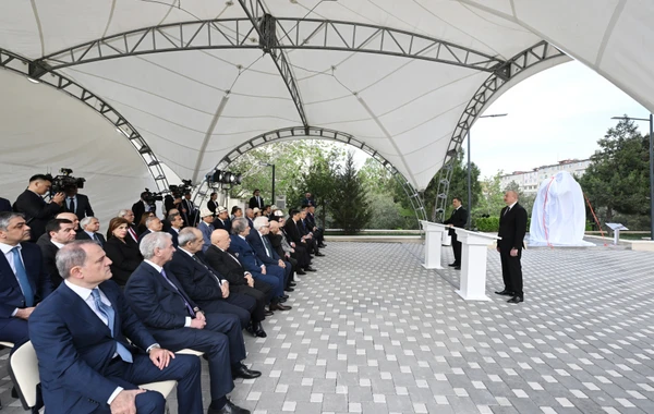 İlham Əliyev və Sadır Japarov Bakıda Çingiz Aytmatovun abidəsinin açılışında iştirak ediblər - YENİLƏNİB