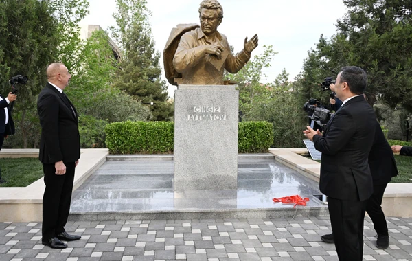 İlham Əliyev və Sadır Japarov Bakıda Çingiz Aytmatovun abidəsinin açılışında iştirak ediblər - YENİLƏNİB