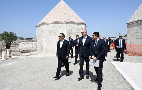 Prezidentlər Pənahəli xanın sarayı və İmarət kompleksində görülən işlərlə tanış olublar - YENİLƏNİB + FOTO