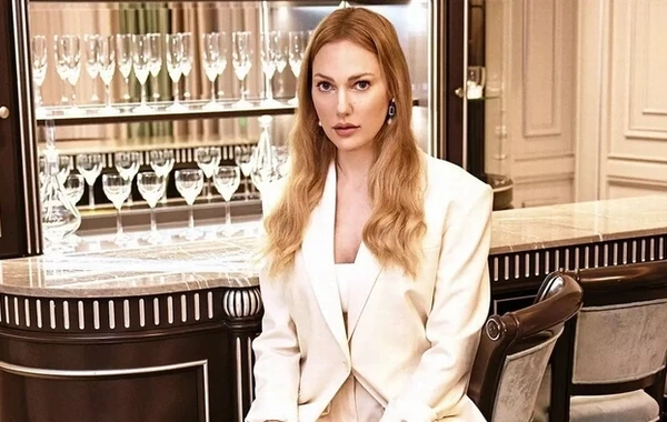 Meryem Uzerli dünyanın tanınmış simaları ilə bir arada - FOTO
