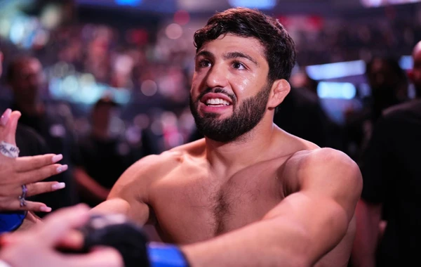 Erməniəsilli UFC döyüşçüsü azarkeşi vurmağa cəhd etdiyinə görə qonorarından oldu