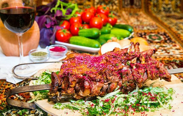 Bakıda ailə ilə şam yeməyi 200 manata başa gəlir: Qiymətlər niyə yüksəkdir? - FOTO