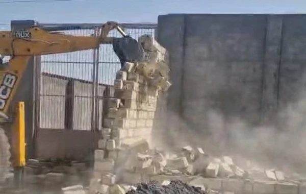 Nazirlik yol kənarında qanunsuz tikintinin qarşısını alıb - FOTO/VİDEO