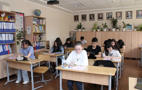 10 minə yaxın şagird yarışır - FOTO