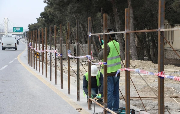 В Баку началось строительство надземного пешеходного перехода  - ФОТО
