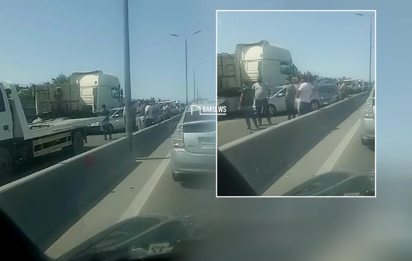 Bakı-Sumqayıt yolunda ağır qəza: Yük maşını iki avtomobillə toqquşdu - VİDEO