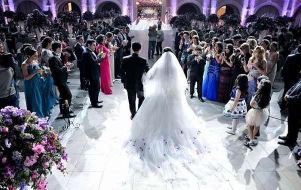 Bakıda bəy gəlini nikah masasında TƏRK ETDİ