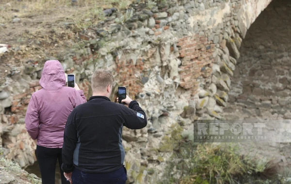 ANAMA nümayəndəsi səyahətçilərə Qarabağda aparılan minatəmizləmə işləri barədə məlumat verib - YENİLƏNİB - FOTO
