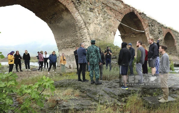 ANAMA nümayəndəsi səyahətçilərə Qarabağda aparılan minatəmizləmə işləri barədə məlumat verib - YENİLƏNİB - FOTO