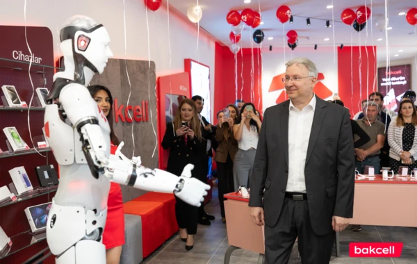 Bakcell Fəvvarələr Meydanında yeni innovativ mağazasını təqdim etdi! - FOTO