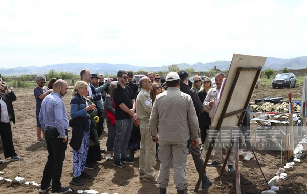 ANAMA nümayəndəsi səyahətçilərə Qarabağda aparılan minatəmizləmə işləri barədə məlumat verib - YENİLƏNİB - FOTO