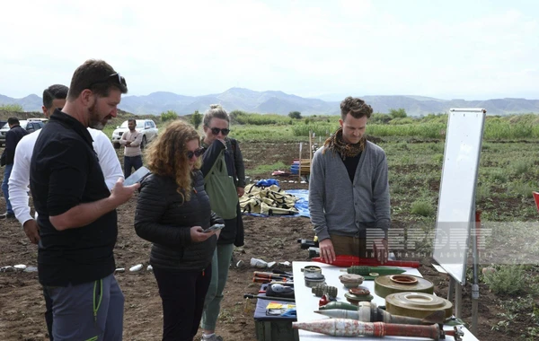 ANAMA nümayəndəsi səyahətçilərə Qarabağda aparılan minatəmizləmə işləri barədə məlumat verib - YENİLƏNİB - FOTO