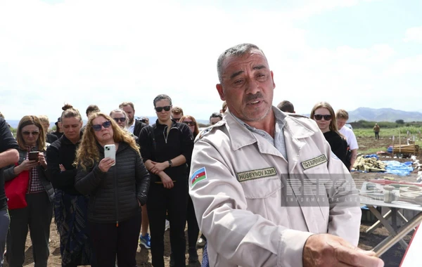 ANAMA nümayəndəsi səyahətçilərə Qarabağda aparılan minatəmizləmə işləri barədə məlumat verib - YENİLƏNİB - FOTO