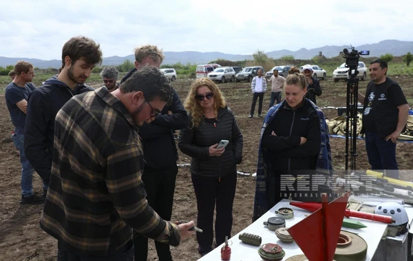 ANAMA nümayəndəsi səyahətçilərə Qarabağda aparılan minatəmizləmə işləri barədə məlumat verib - YENİLƏNİB - FOTO