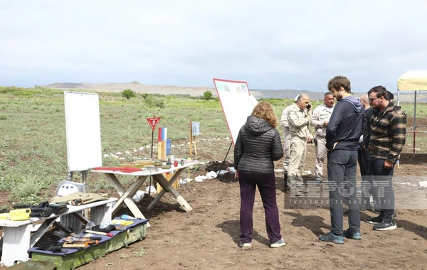 ANAMA nümayəndəsi səyahətçilərə Qarabağda aparılan minatəmizləmə işləri barədə məlumat verib - YENİLƏNİB - FOTO