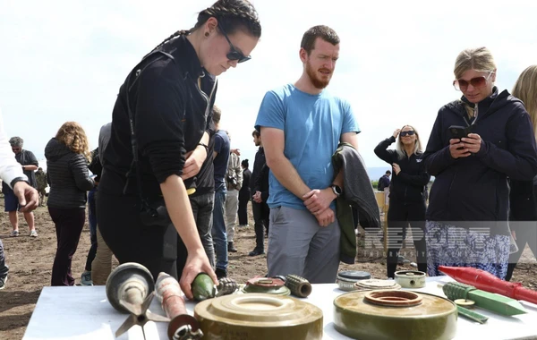 ANAMA nümayəndəsi səyahətçilərə Qarabağda aparılan minatəmizləmə işləri barədə məlumat verib - YENİLƏNİB - FOTO