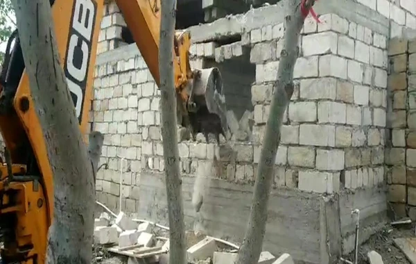 Sahil qəsəbəsində qanunsuz tikilən obyekt sökülüb - FOTO/VİDEO