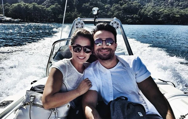 Tarkan evliliyinin 8-ci ilini qayıqda qeyd etdi - FOTO/VİDEO