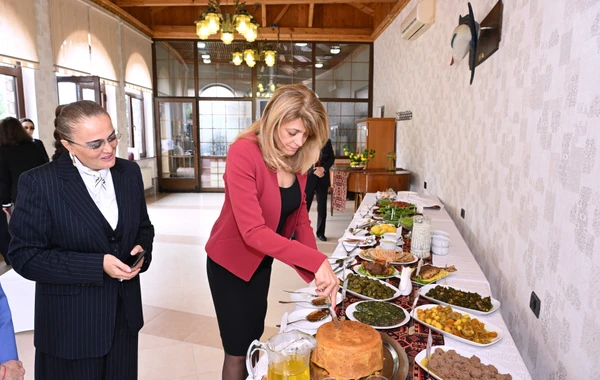 Bolqarıstanın birinci xanımı Azərbaycan milli mətbəxinin nümunələri ilə tanış olub - FOTO