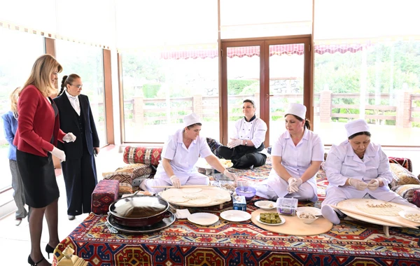 Bolqarıstanın birinci xanımı Azərbaycan milli mətbəxinin nümunələri ilə tanış olub - FOTO