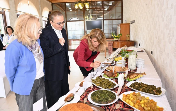 Bolqarıstanın birinci xanımı Azərbaycan milli mətbəxinin nümunələri ilə tanış olub - FOTO
