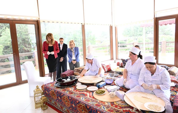 Bolqarıstanın birinci xanımı Azərbaycan milli mətbəxinin nümunələri ilə tanış olub - FOTO