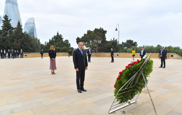 Президент Болгарии Румен Радев почтил память шехидов в Баку - ФОТО