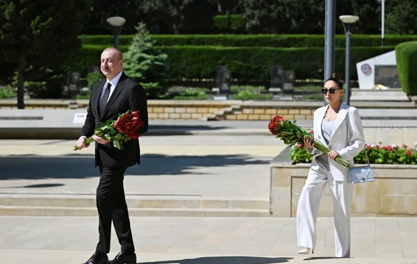 Prezident və birinci xanım faşizm üzərində Qələbə uğrunda həlak olan Azərbaycan övladlarının xatirəsini ehtiramla anıblar - FOTO