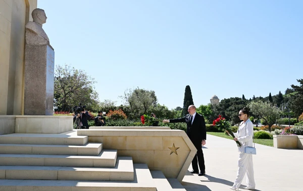 Prezident və birinci xanım faşizm üzərində Qələbə uğrunda həlak olan Azərbaycan övladlarının xatirəsini ehtiramla anıblar - FOTO
