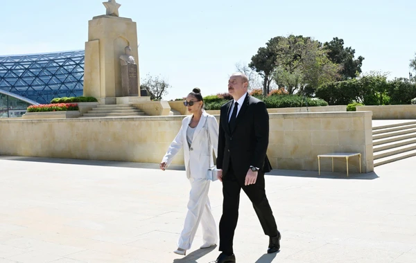 Prezident və birinci xanım faşizm üzərində Qələbə uğrunda həlak olan Azərbaycan övladlarının xatirəsini ehtiramla anıblar - FOTO