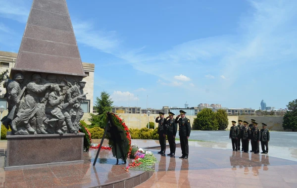 Müdafiə Nazirliyinin şəxsi heyəti ikinci dünya müharibəsində həlak olanların xatirəsini yad ediblər - FOTO/VİDEO