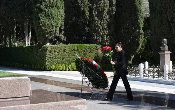 İlham Əliyev və xanımı Ulu Öndər Heydər Əliyevin Fəxri xiyabanda məzarını ziyarət ediblər - FOTO