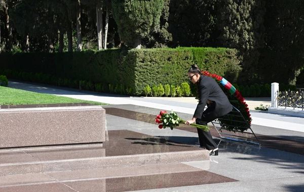 İlham Əliyev və xanımı Ulu Öndər Heydər Əliyevin Fəxri xiyabanda məzarını ziyarət ediblər - FOTO
