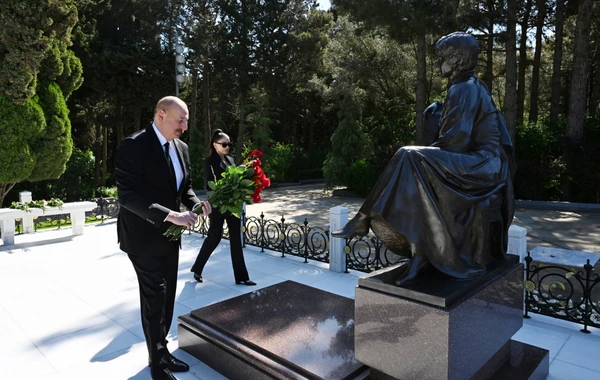 İlham Əliyev və xanımı Ulu Öndər Heydər Əliyevin Fəxri xiyabanda məzarını ziyarət ediblər - FOTO