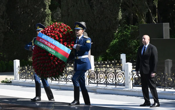 İlham Əliyev və xanımı Ulu Öndər Heydər Əliyevin Fəxri xiyabanda məzarını ziyarət ediblər - FOTO