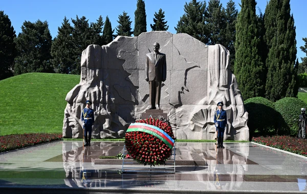 İlham Əliyev və xanımı Ulu Öndər Heydər Əliyevin Fəxri xiyabanda məzarını ziyarət ediblər - FOTO