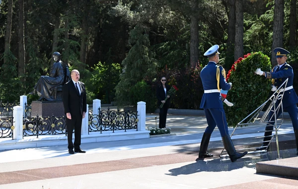 İlham Əliyev və xanımı Ulu Öndər Heydər Əliyevin Fəxri xiyabanda məzarını ziyarət ediblər - FOTO