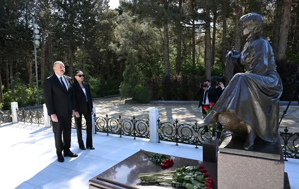 İlham Əliyev və xanımı Ulu Öndər Heydər Əliyevin Fəxri xiyabanda məzarını ziyarət ediblər - FOTO