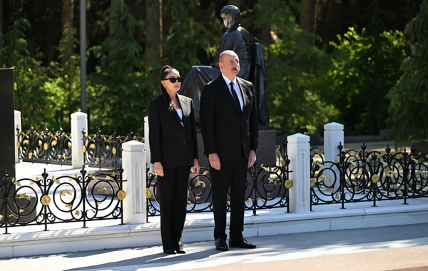 İlham Əliyev və xanımı Ulu Öndər Heydər Əliyevin Fəxri xiyabanda məzarını ziyarət ediblər - FOTO