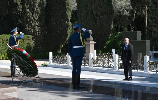 İlham Əliyev və xanımı Ulu Öndər Heydər Əliyevin Fəxri xiyabanda məzarını ziyarət ediblər - FOTO