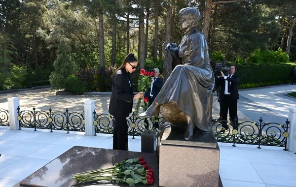 İlham Əliyev və xanımı Ulu Öndər Heydər Əliyevin Fəxri xiyabanda məzarını ziyarət ediblər - FOTO