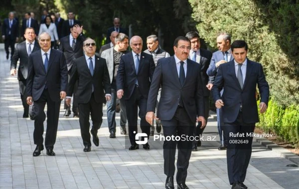 Azərbaycan xalqı Ümummilli Liderin xatirəsini yad edir - FOTO