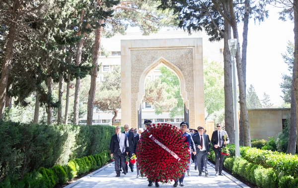 AZAL-ın kollektivi Ulu öndər Heydər Əliyevin əziz xatirəsini yad edib - FOTO