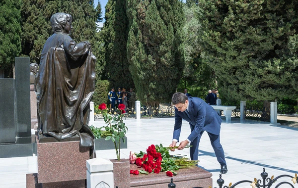 AZAL-ın kollektivi Ulu öndər Heydər Əliyevin əziz xatirəsini yad edib - FOTO